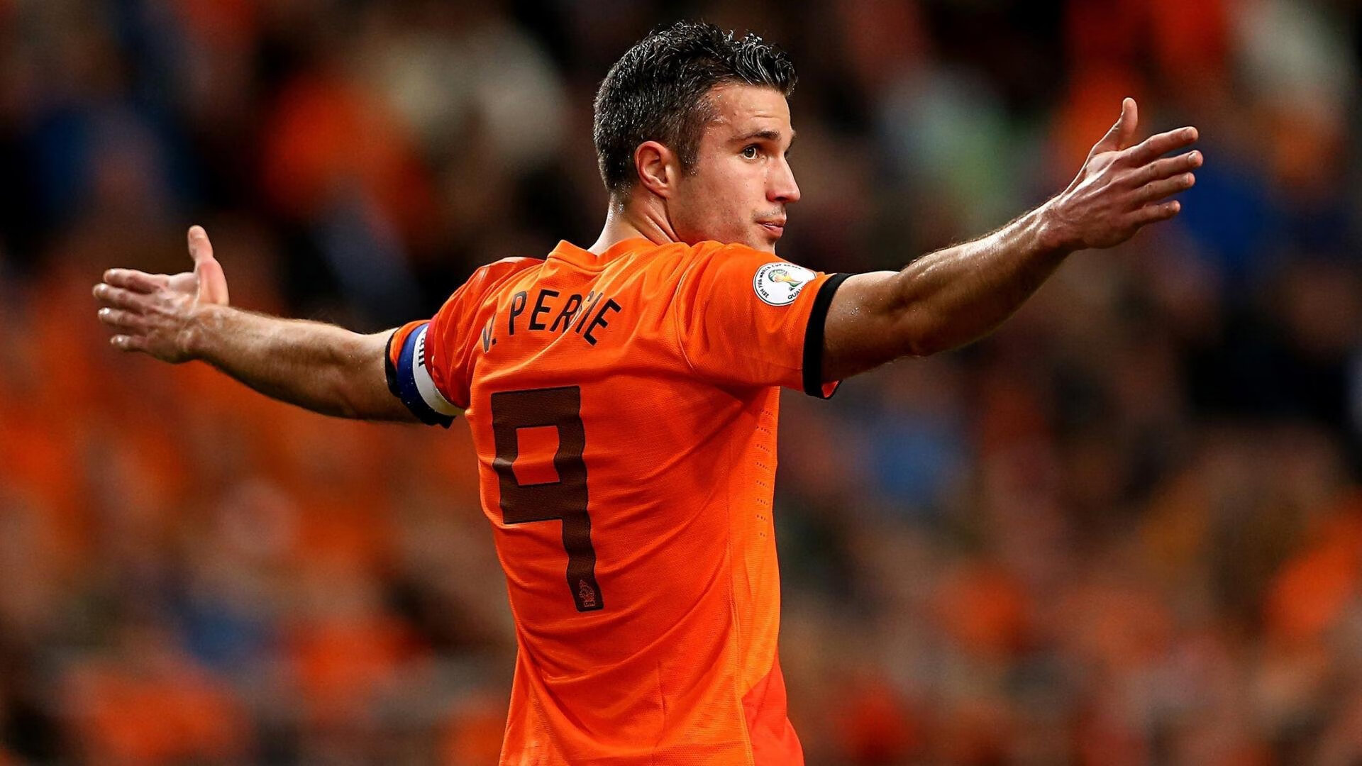 特色足球主题的城市雕塑成为城市新地标，提升城市文化品位，有足球标志的城市